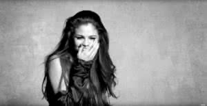 1465231014-selena-5